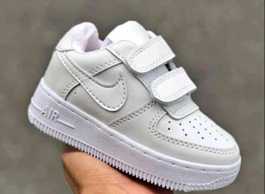 Tenis blanco joven